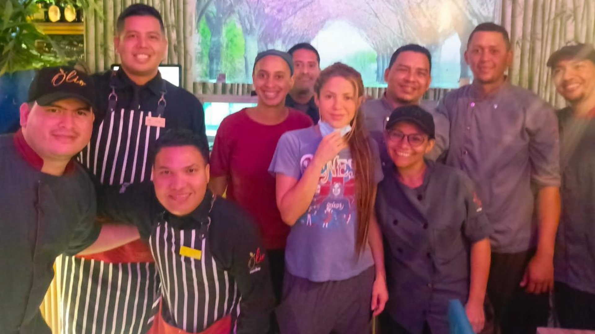 Shakira acompañada por los trabajadores del restaurante