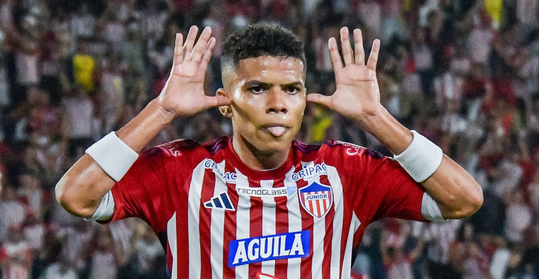 José Enamorado celebra un gol delante de la hinchada de Junior