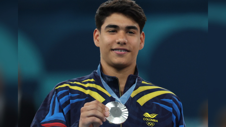 Ángel Barajas posa con la medalla de plata colgando de su cuello