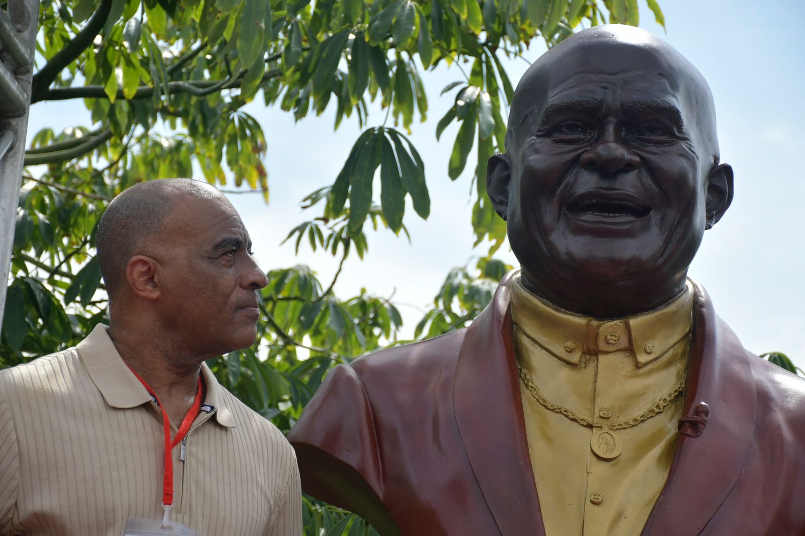 Busto en homenaje a Edgar Perea