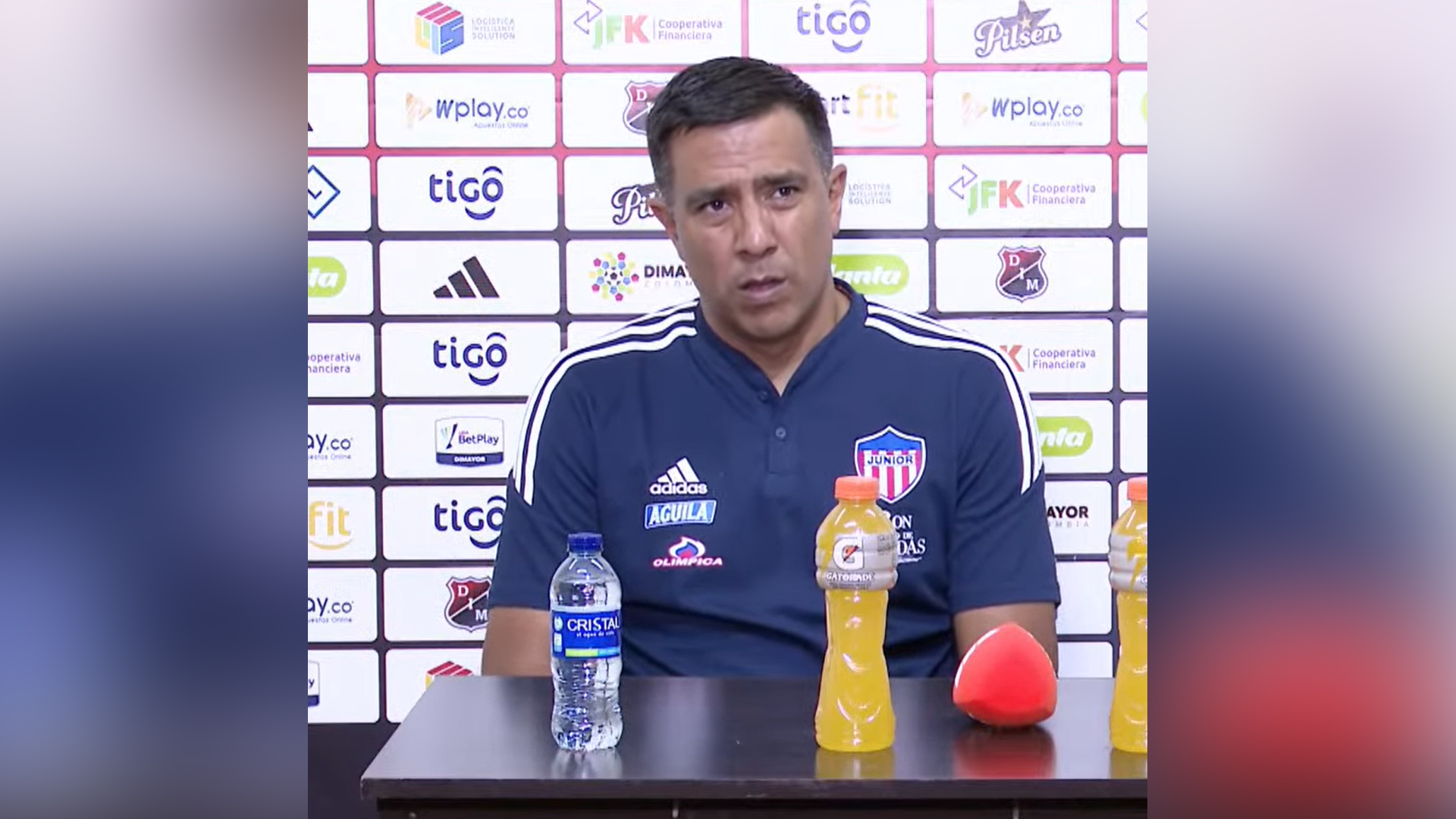 César Farías, entrenador del Junior de Barranquilla, en rueda de prensa