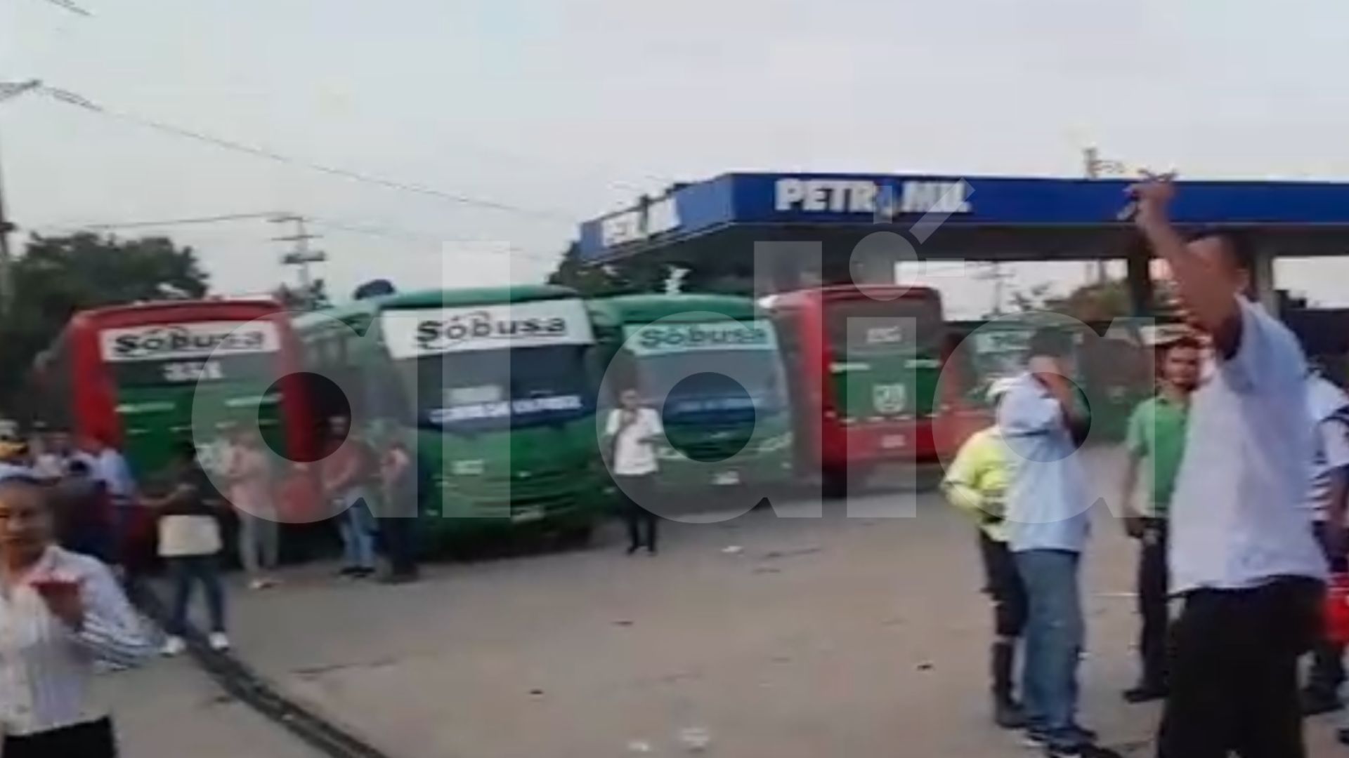 Los buses parqueados en la nevada