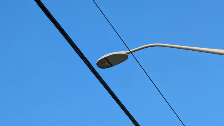 Joven murió electrocutado cuando intentó restablecer la luz en su casa. Imagen referncial.