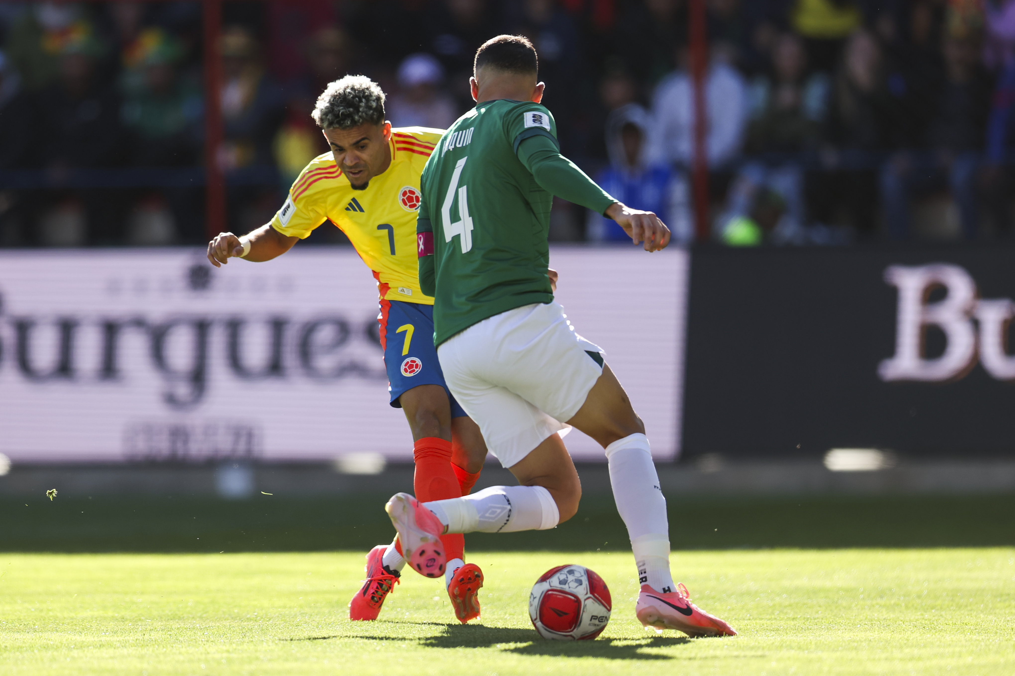 Luis Díaz gambetea en una acción