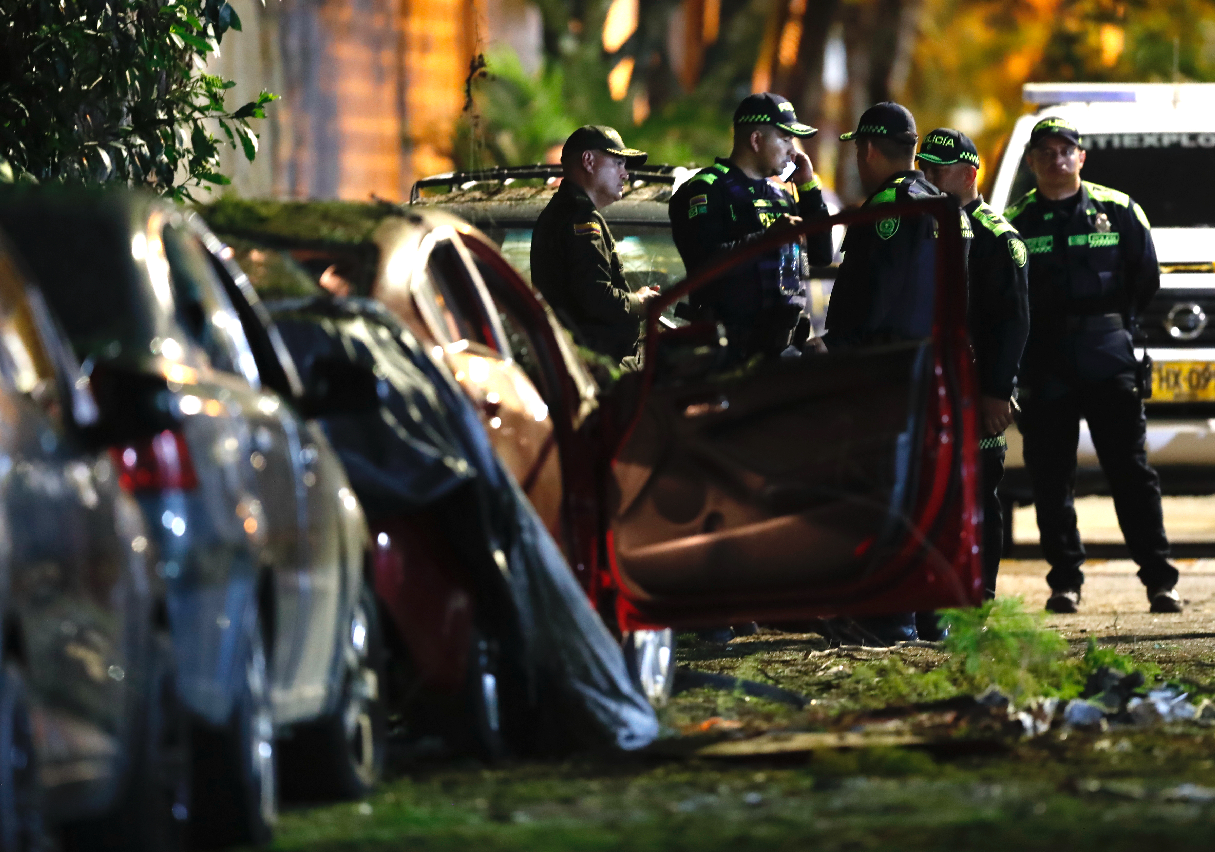 Militares y policías inspeccionan la zona de una explosión este miércoles, en Jamundí (Colombia). Una granada estalló este miércoles en las inmediaciones de la estación de Policía del municipio colombiano de Jamundí, a tan solo 27 kilómetros de Cali, donde este lunes arranca la COP16, ataque que solo dejó daños materiales por el momento