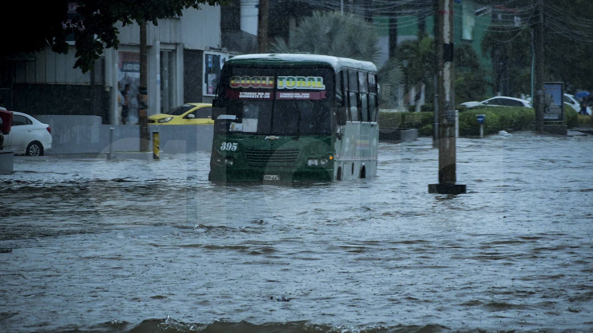 Bus de Coolitoral en medio del arroyo en la vía 40