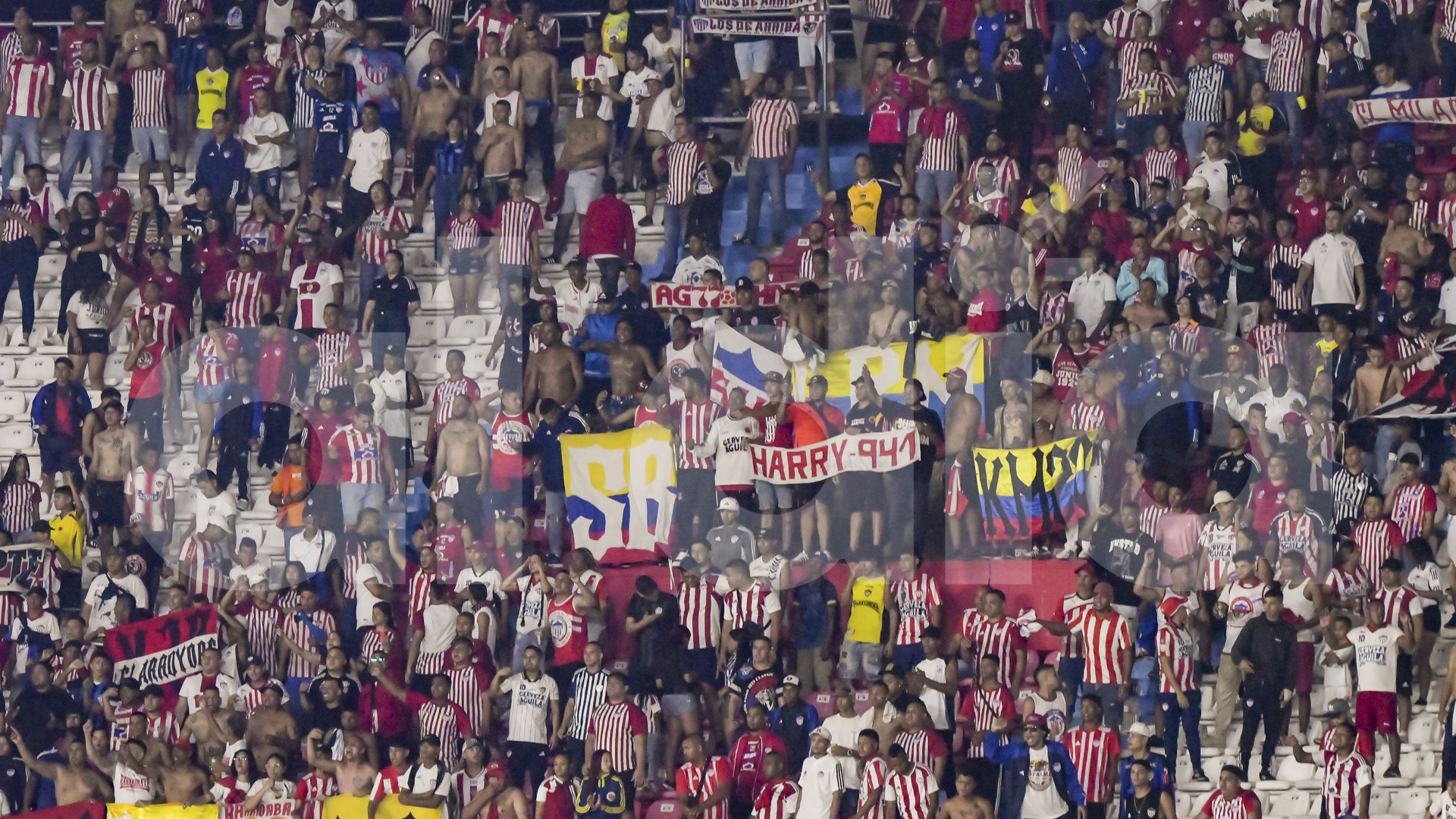 Hinchada de Junior en el estadio Metropolitano