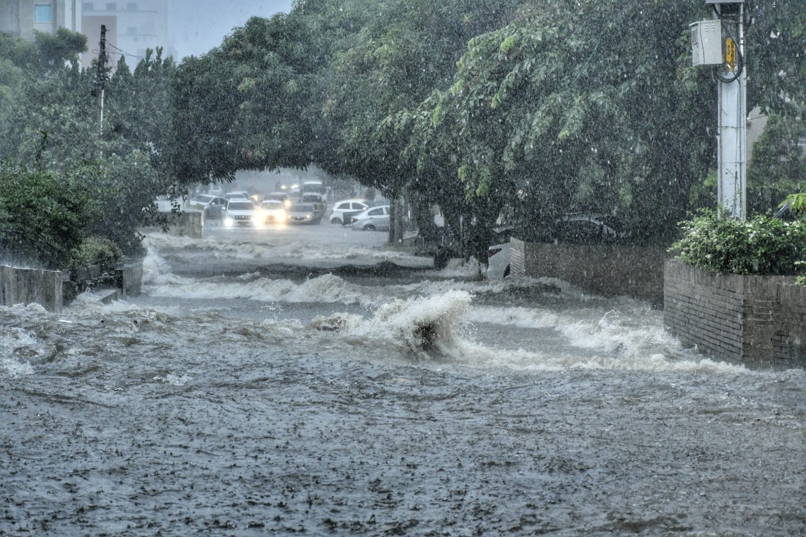 Fuertes arroyos en Barranquilla durante las lluvias de este jueves