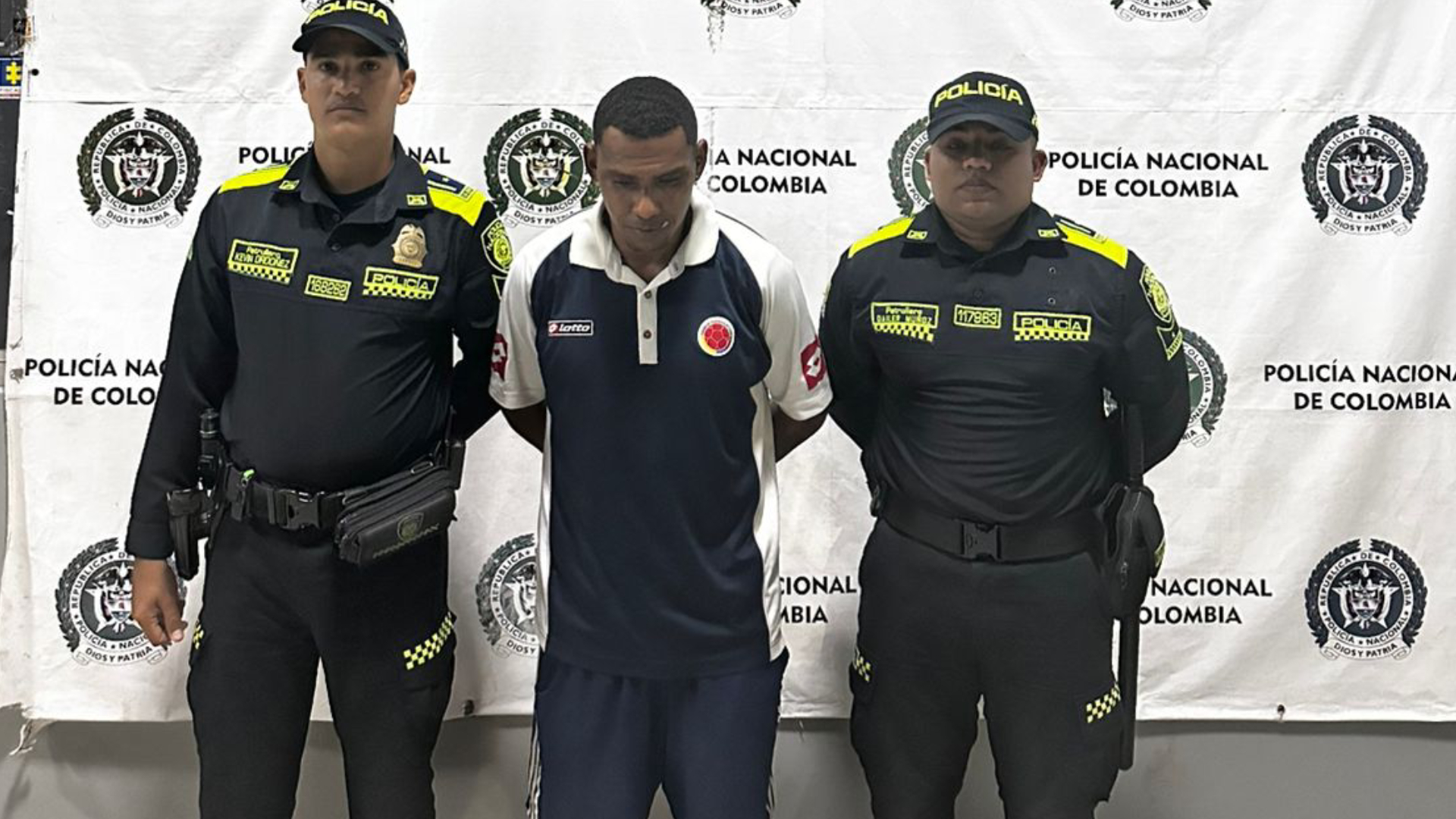 ‘Cinco pesos’ fue identificado por la Policía y sacado del estadio Metropolitano.