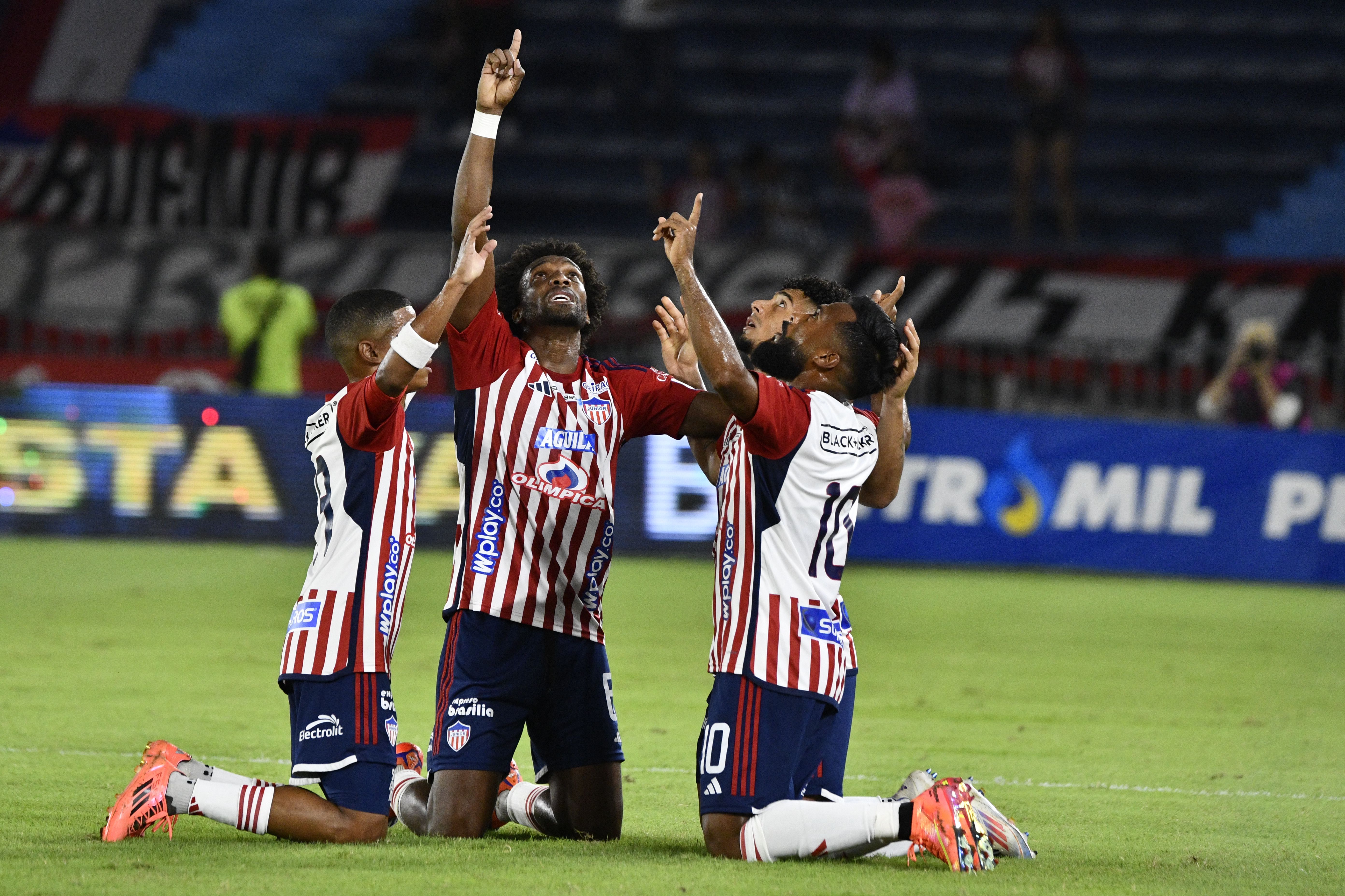 Jugadores de Junior celebran un triunfo.