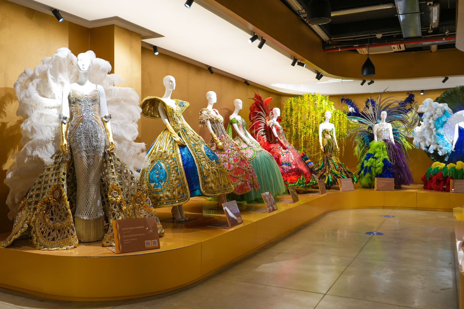 Vestidos de coronación expuestos en el Museo del Carnaval.