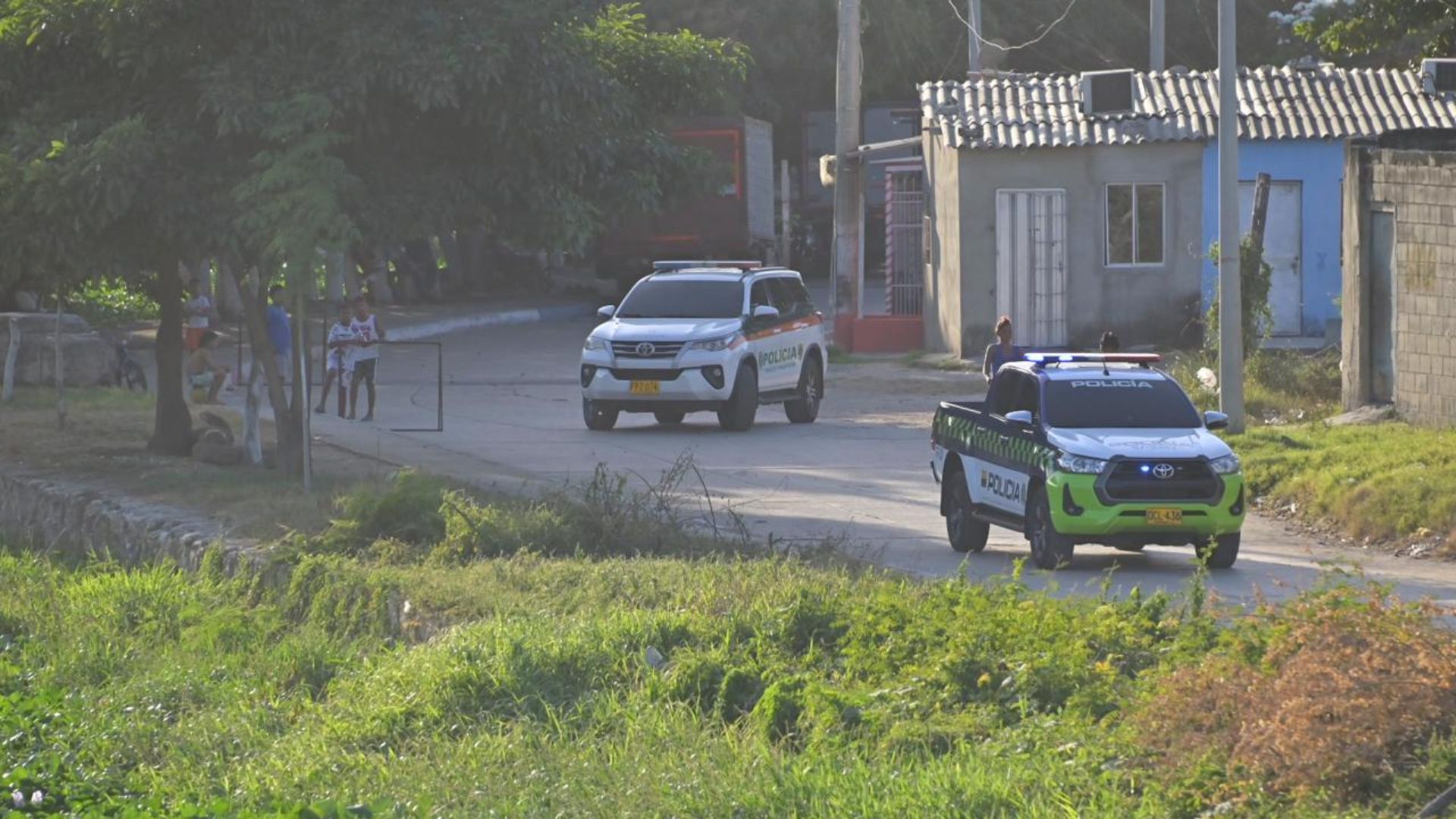 Autoridades policiales hacen presencia en el barrio Villanueva.