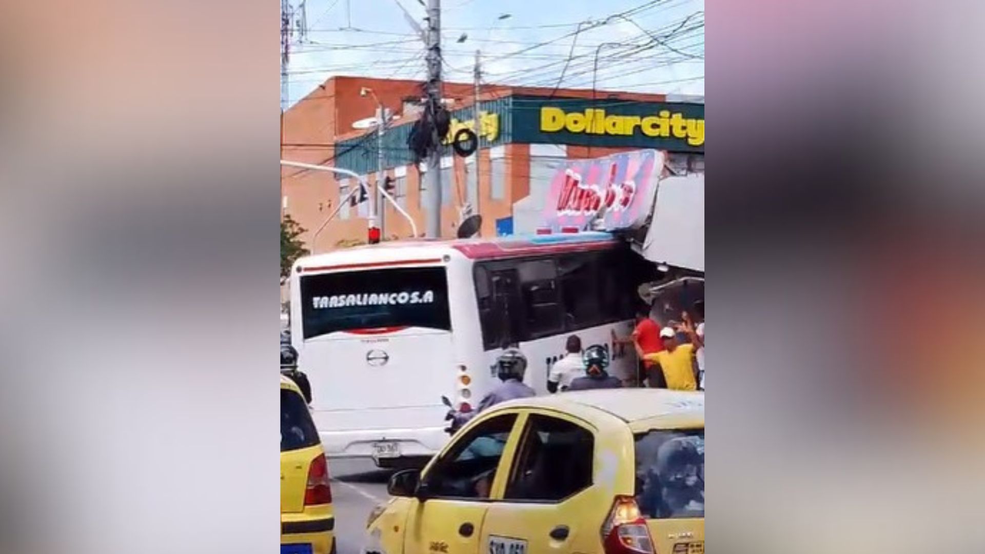 Bus de Trasalianco que se estrelló al frente de Metrocentro.