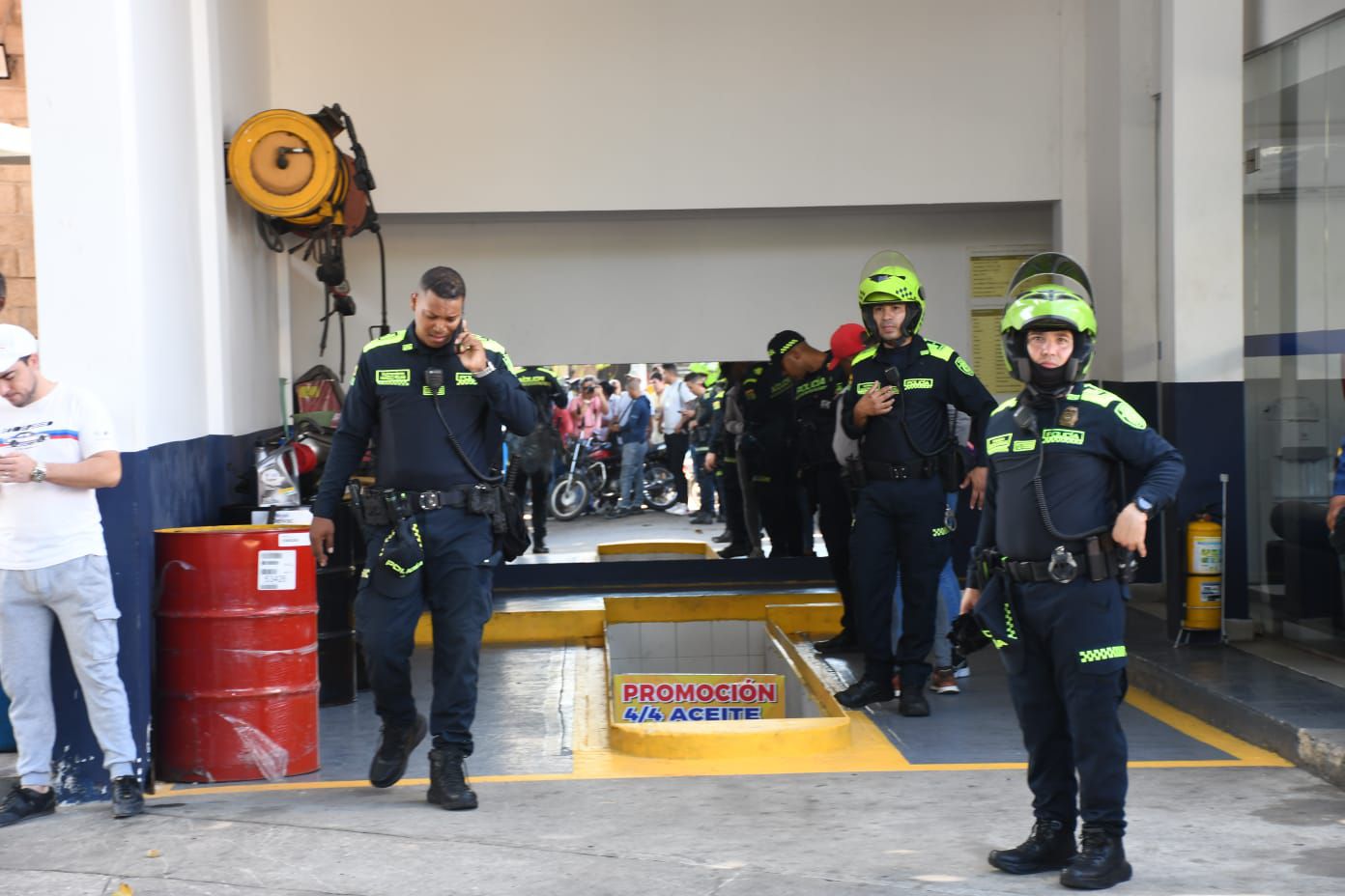 Policías en la estación de gasolina 'el Muñeco'.