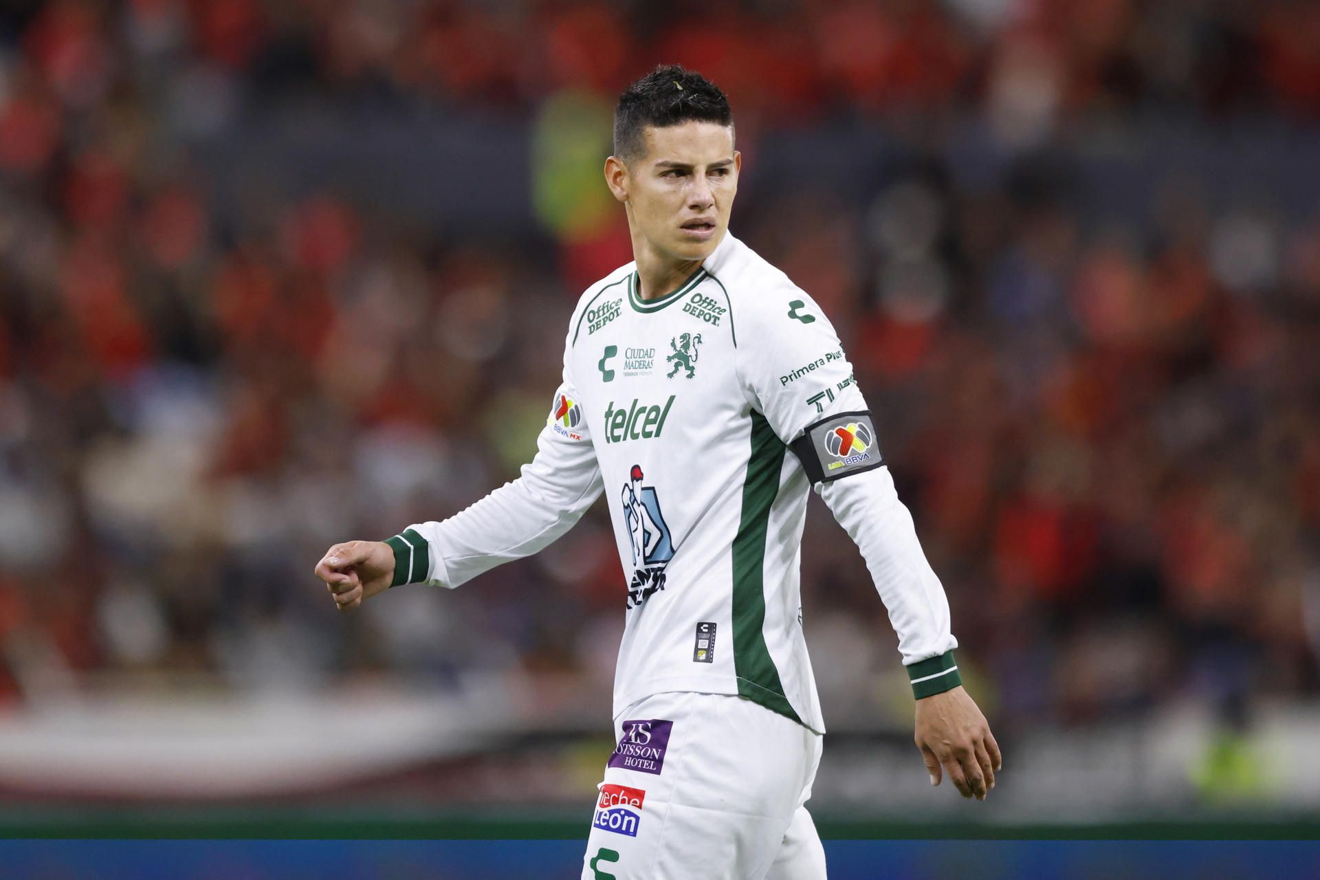 James Rodríguez en un partido con León.