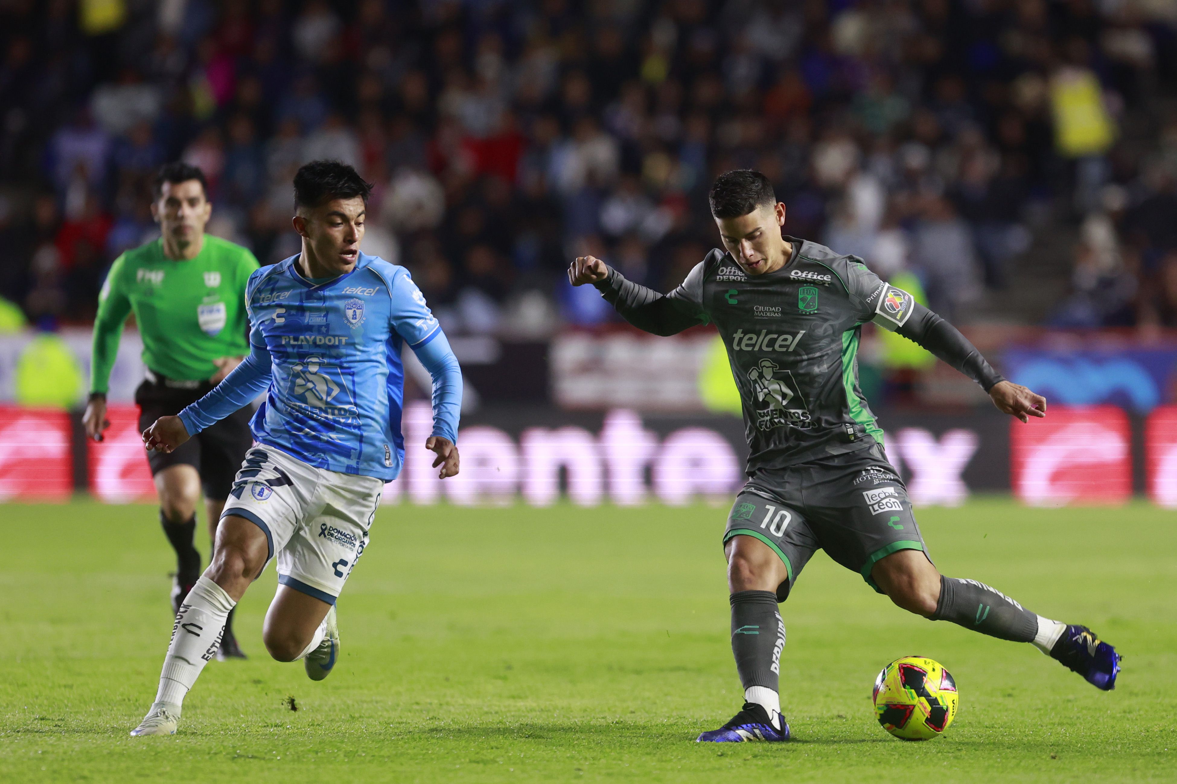 James Rodríguez en partido con León ante Pachuca.