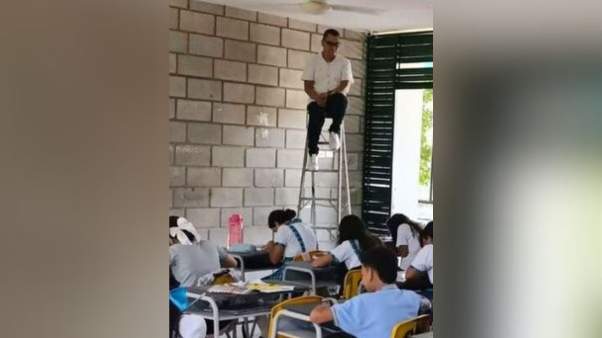 Profesor en Santa Marta vigilando exámenes en clase.