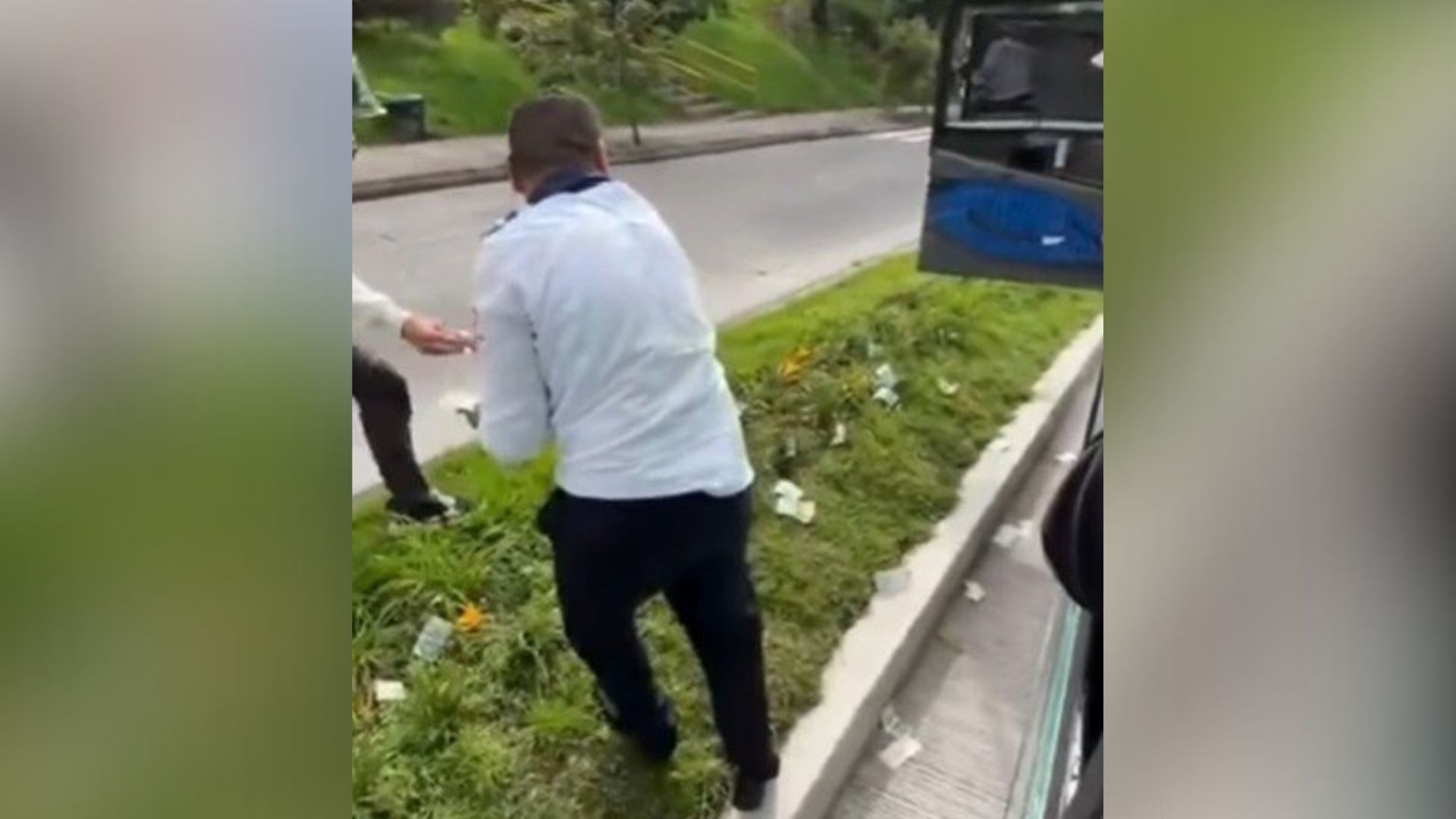 Captura de ciudadanos ayudando a conductor a recuperar su dinero.