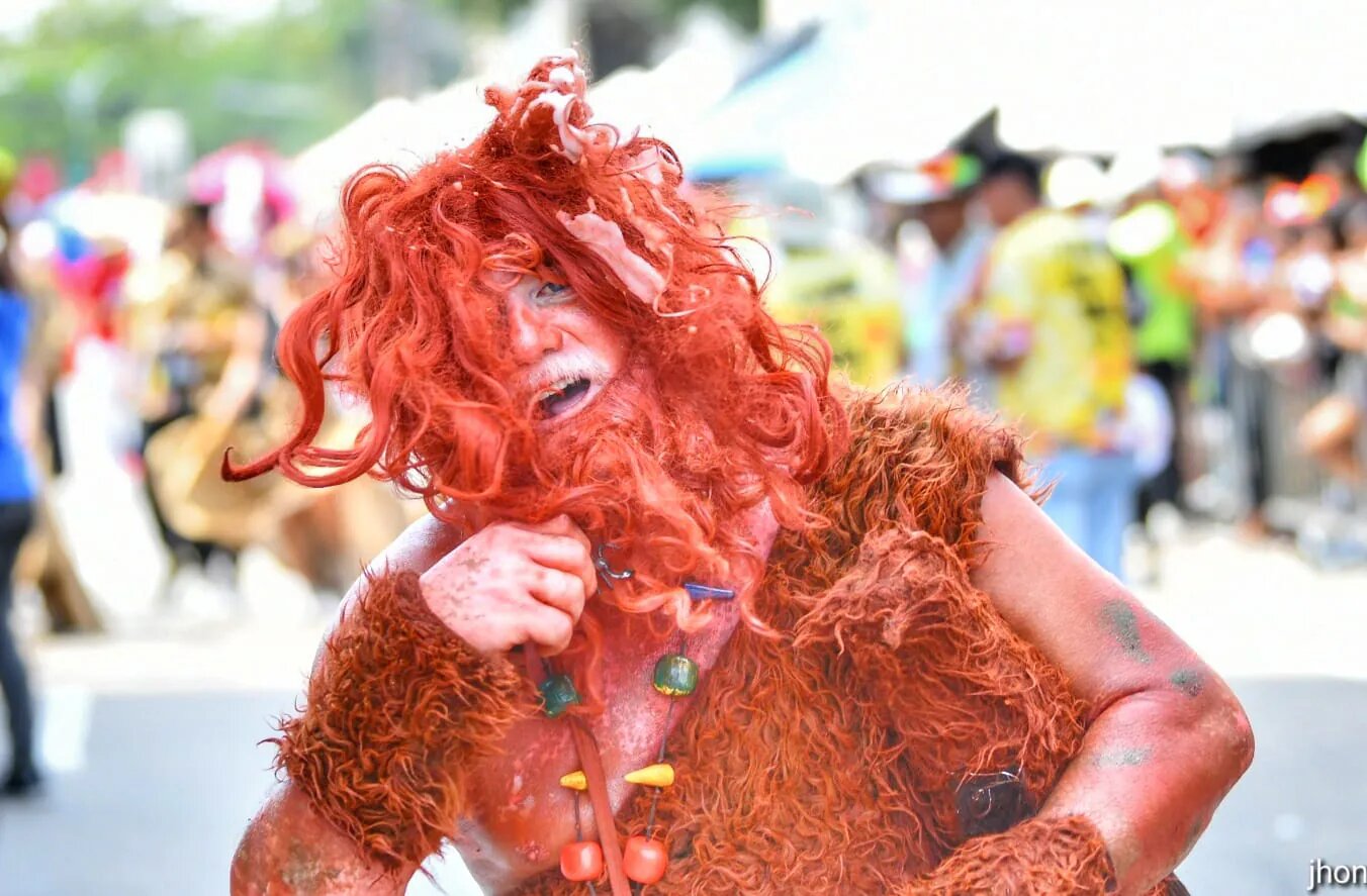 Hombre disfrazado de Cavernicola en el Carnaval de la 44.