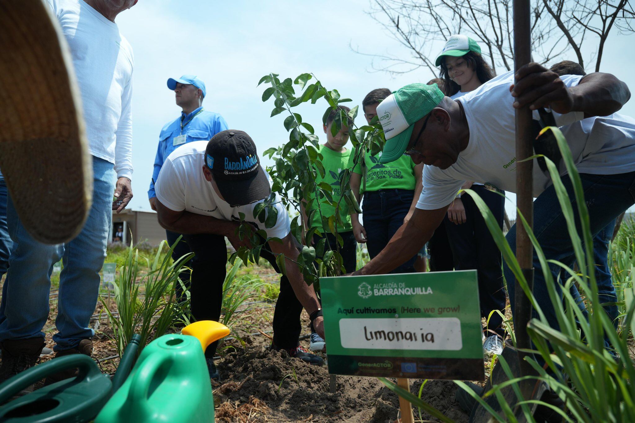 El alcalde de Barranquilla, Alejandro Char, entrega huertas comunitarias.