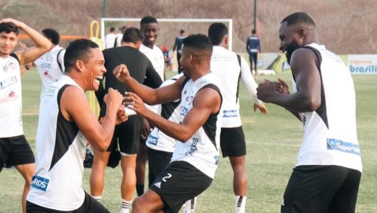 Jugadores de Junior en un entrenamiento.