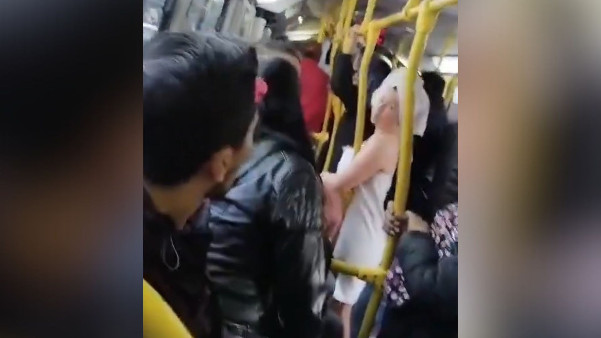 Mujer que paseó en Transmilenio en toalla.