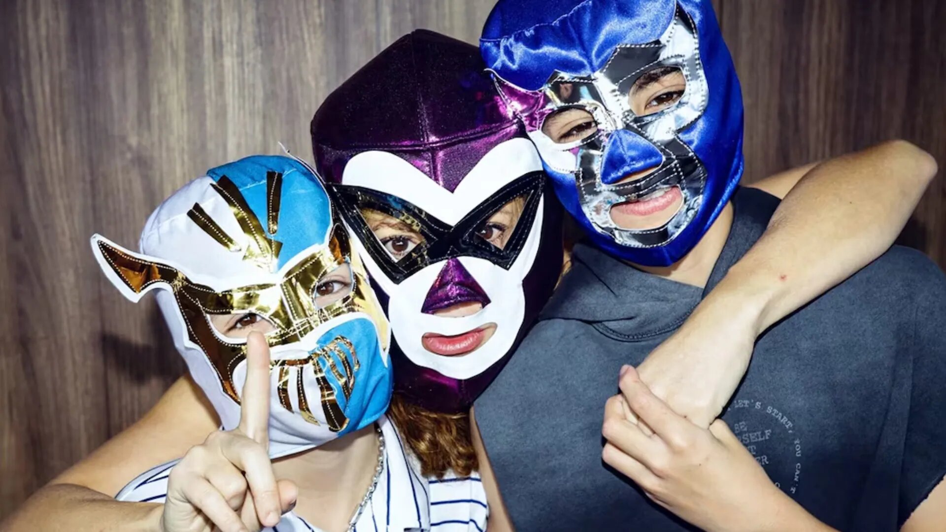 Shakira y sus hijos homenajeando a México con máscaras de lucha libre.