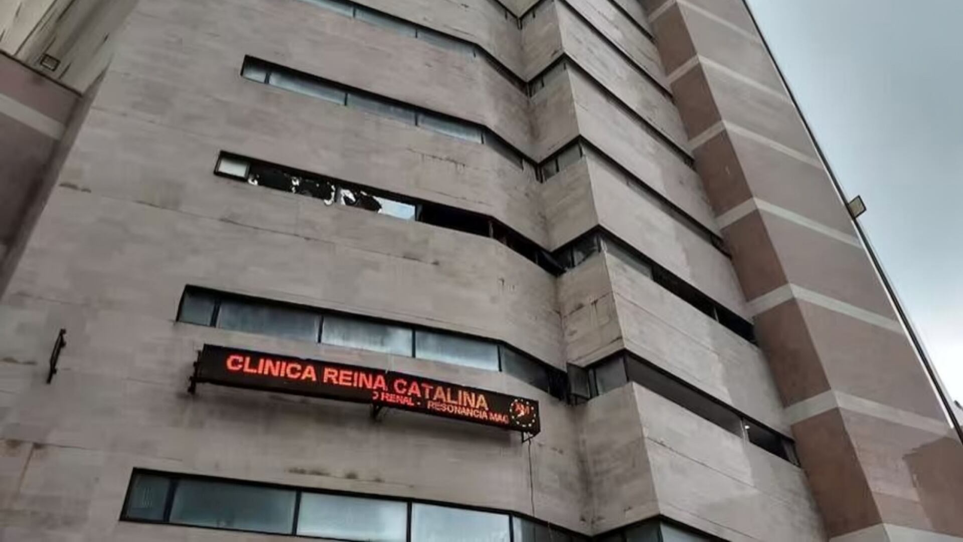 Clínica Reina Catalina, donde trasladaron a mujer herida en Los Olivos 1.