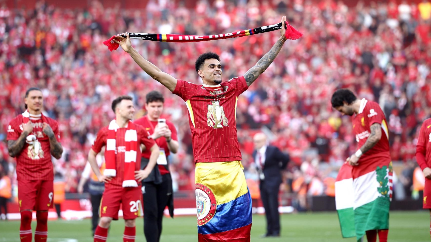 Luis Díaz, celebrando su título de Premier League con Liverpool.