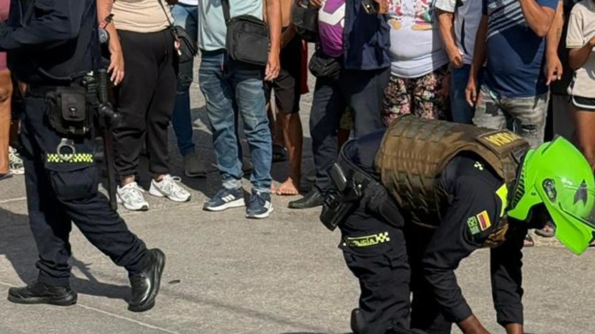 Miembros de la Policía en la escena del crimen en La Chinita.