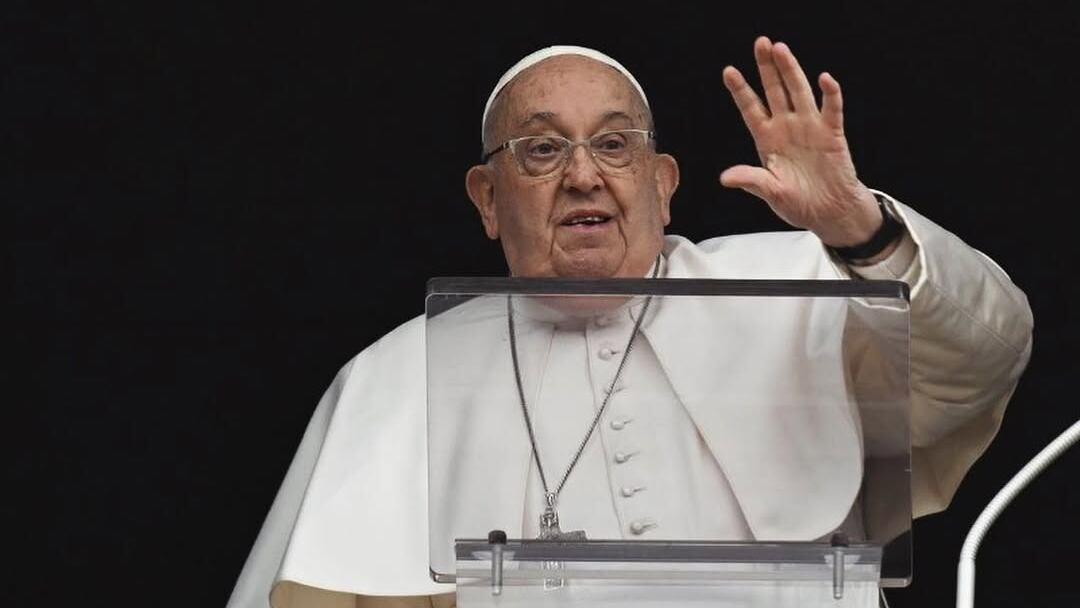 El papa Francisco dando saludos en un evento.