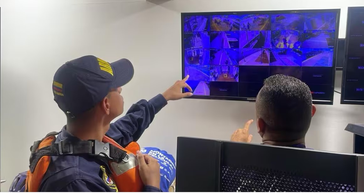 Autoridades revisando cámaras para hallar a Tatiana Hernández.