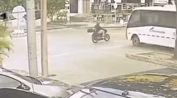 Captura de video de embestida de bus a motorizado en Barranquilla.