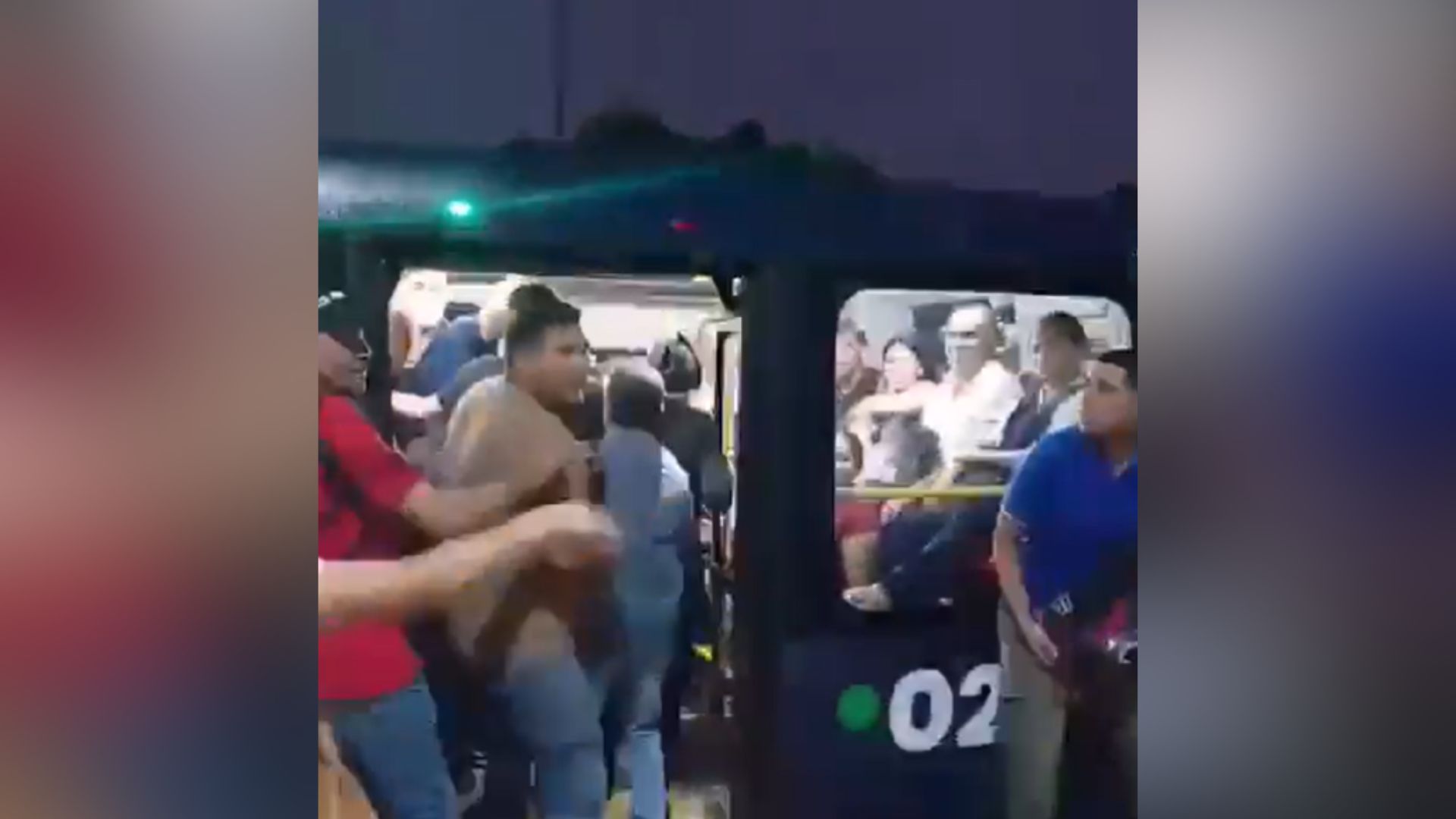 Captura de video de pelea en la estación de Transmetro Joe Arroyo.