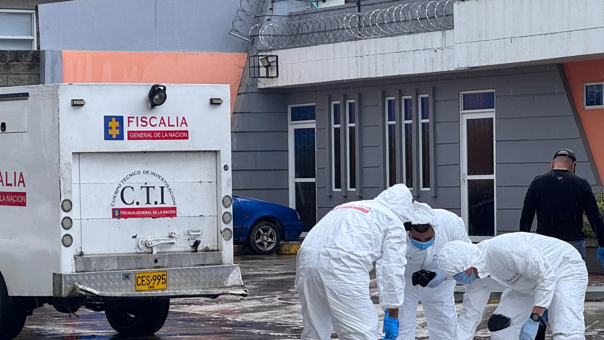 CTI recogiendo el cuerpo en el Paso del barrio Montes.