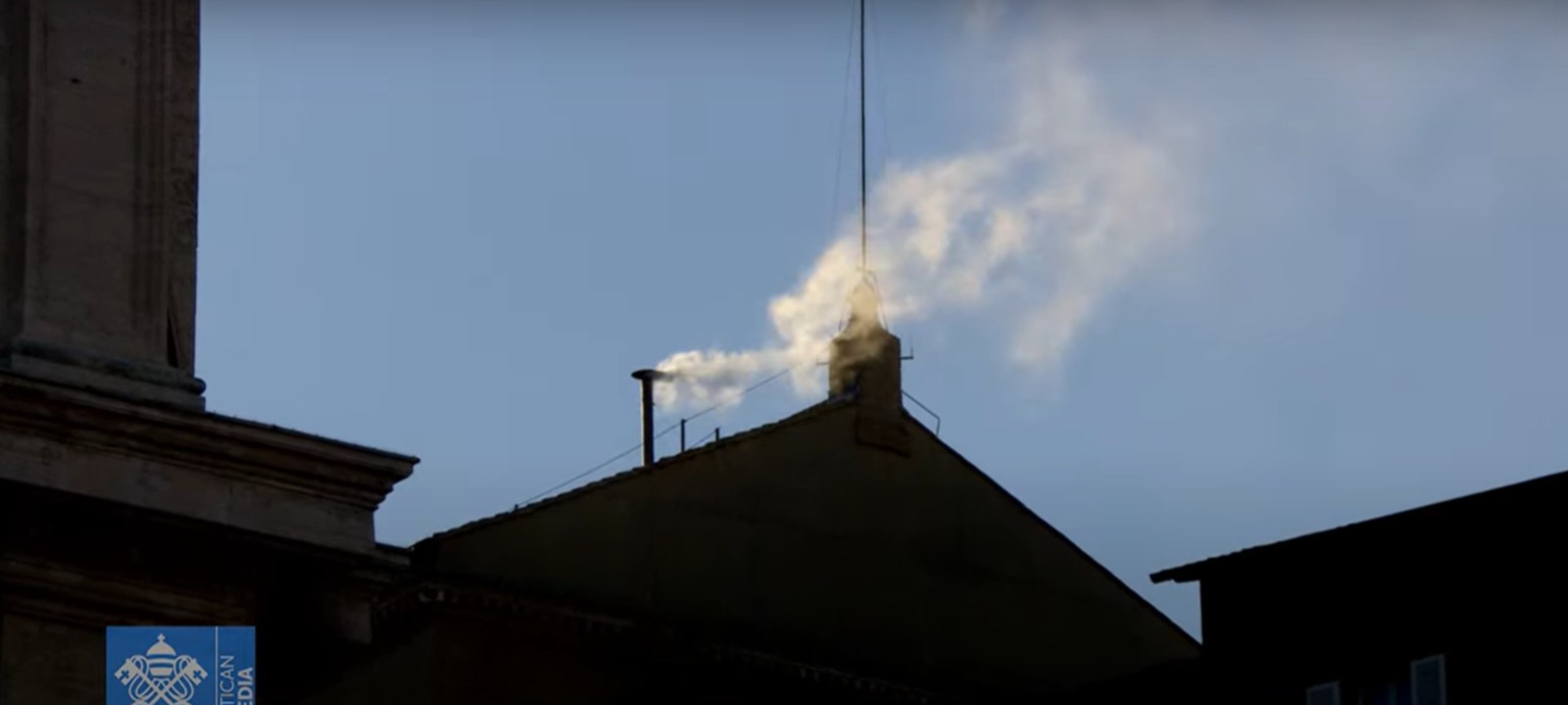 Fumata blanca señalando que hay nuevo papa.