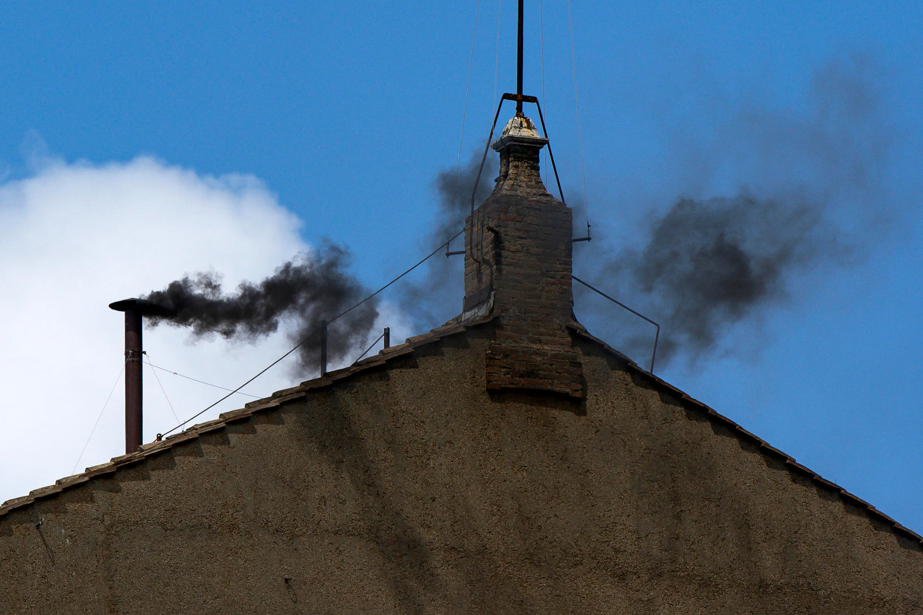 Fumata negra tras la tercera votación en el cónclave.