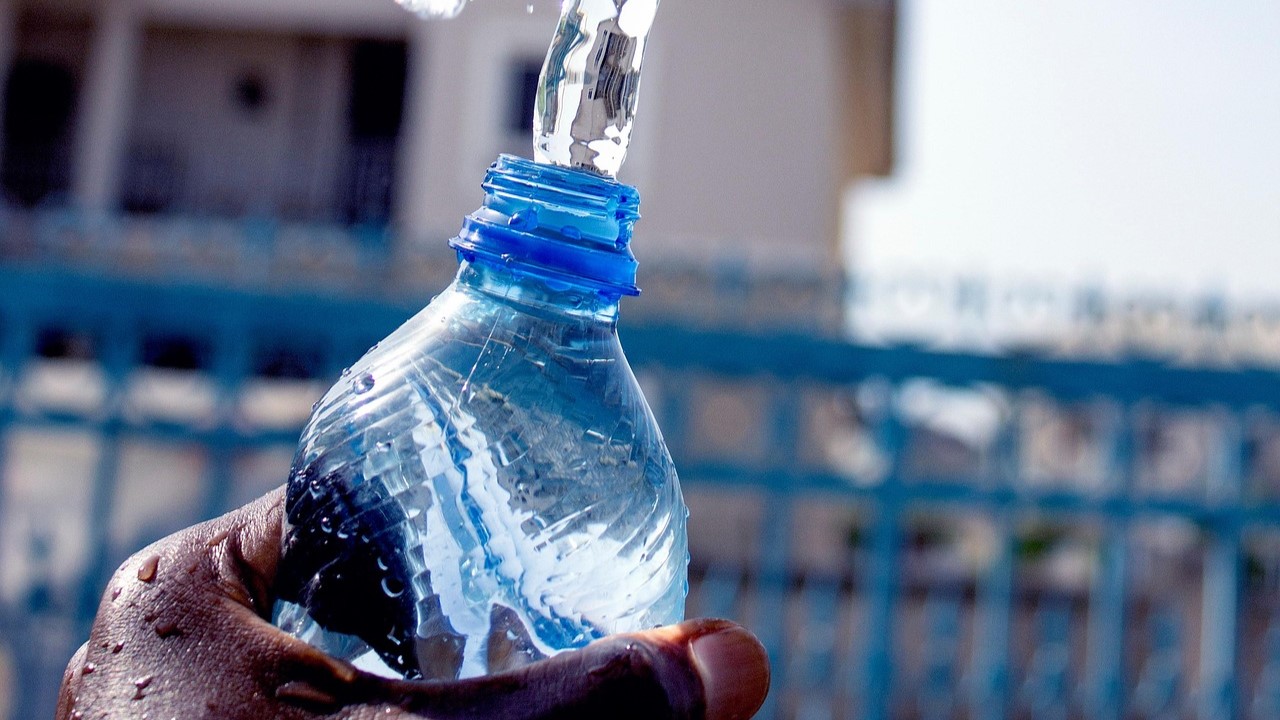 Imagen referente a una botella de agua.