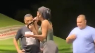 Ana del Castillo interrumpiendo uno de sus conciertos.