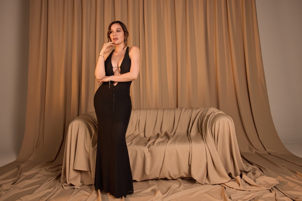 Lina Tejeiro con prendas de SHEIN.