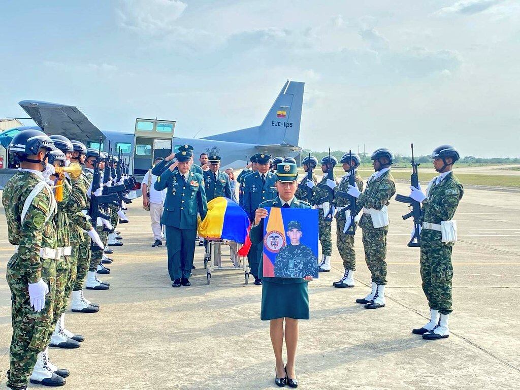 Militares rindiendo homenaje al soldado Anderson Bohórquez.