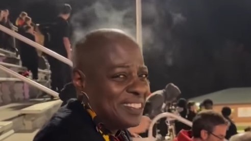 Mujer que le salió vapor por la cabeza debido a la menopausia.