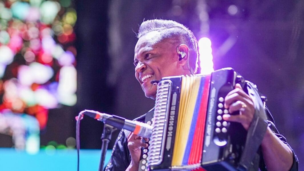 Omar Geles tocando el acordeón.