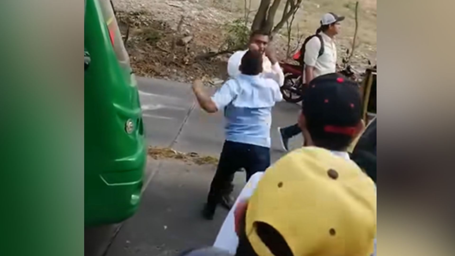Pelea entre conductor de bus y taxista.