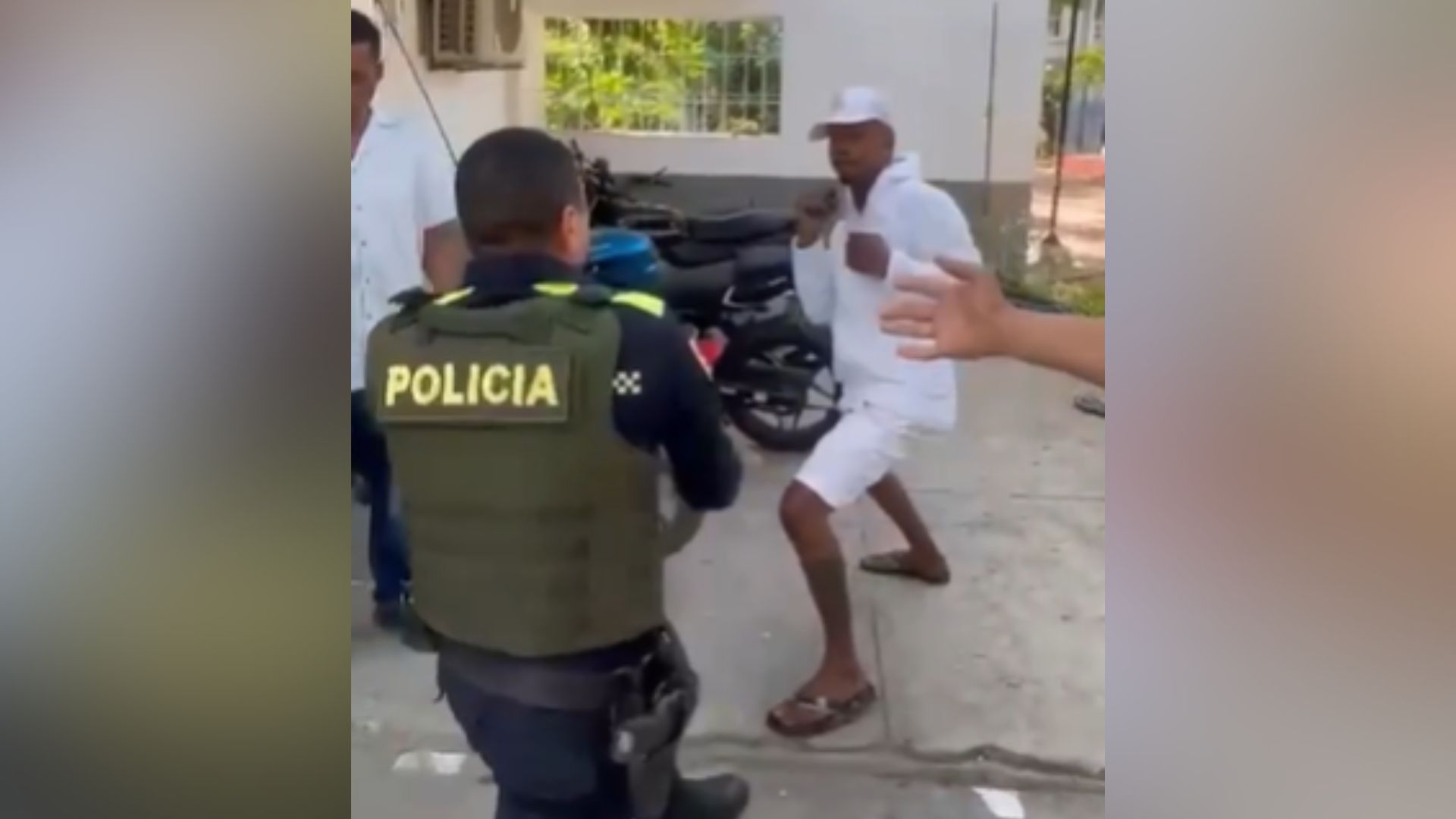 Pelea entre policía y hombre en Cartagena.