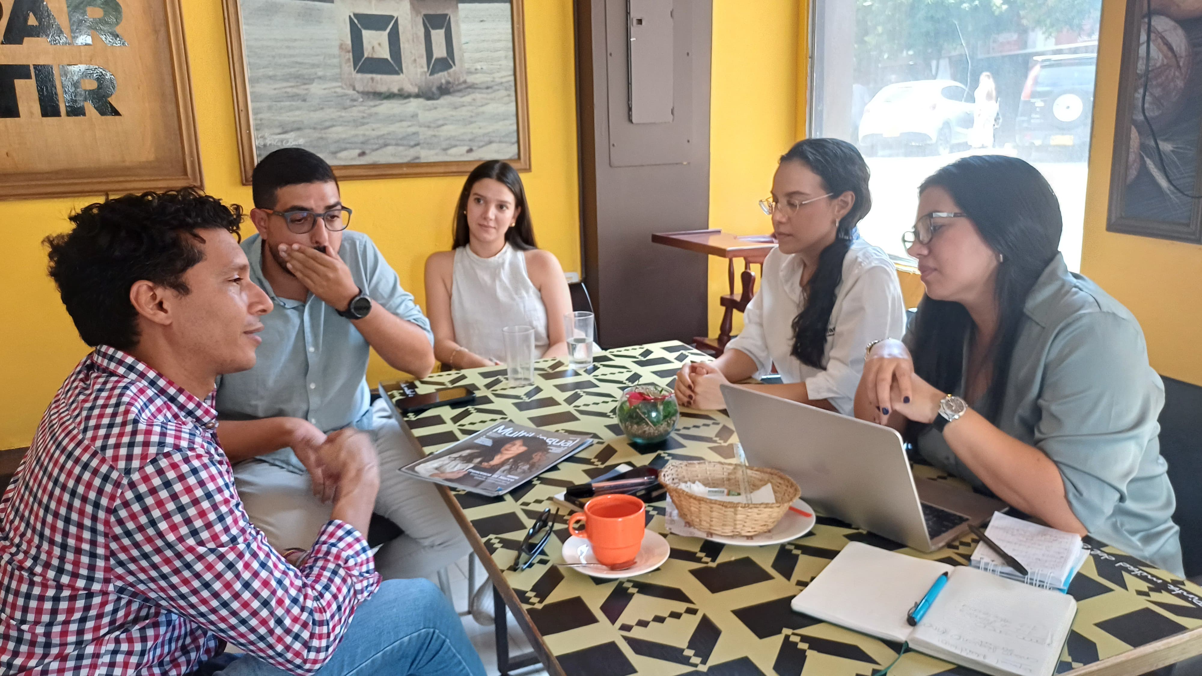 Personas involucradas en la convocatoria del Gobierno Nacional.