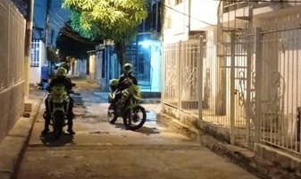 Policía en el barrio Las Moras.