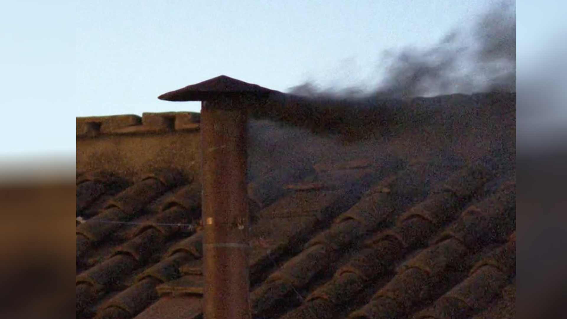 Primera fumata del cónclave.