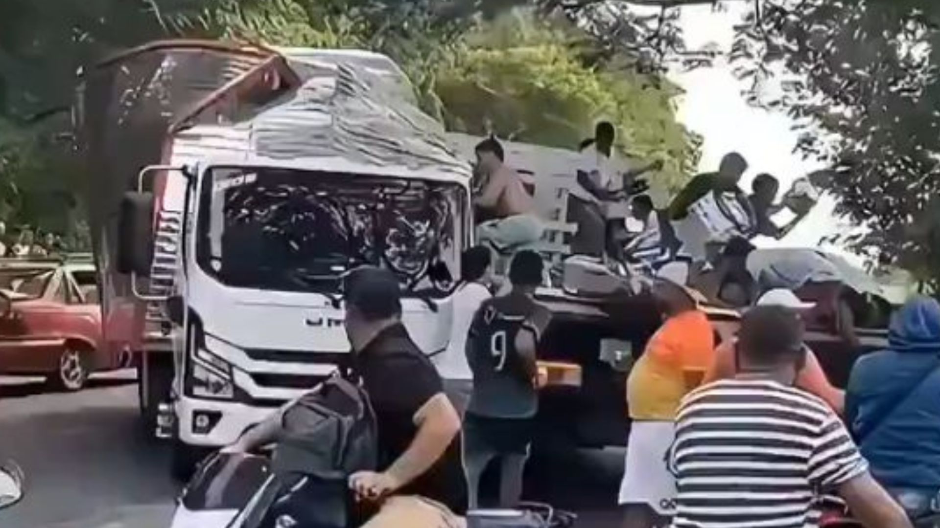 Saqueo a camión en Juan Arias.