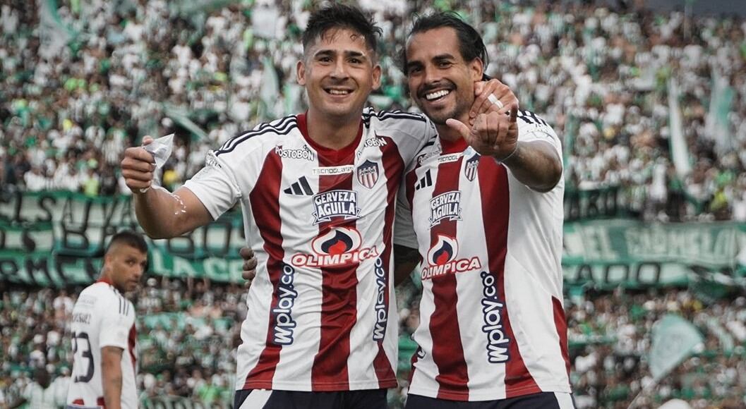 Guillermo Paiva y Javier Báez celebrando un gol con Junior.
